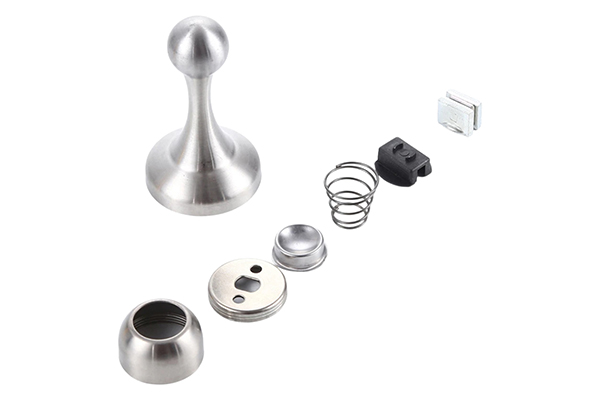 How does the magnetic door stop achieve automatic door closing through magnetic force?